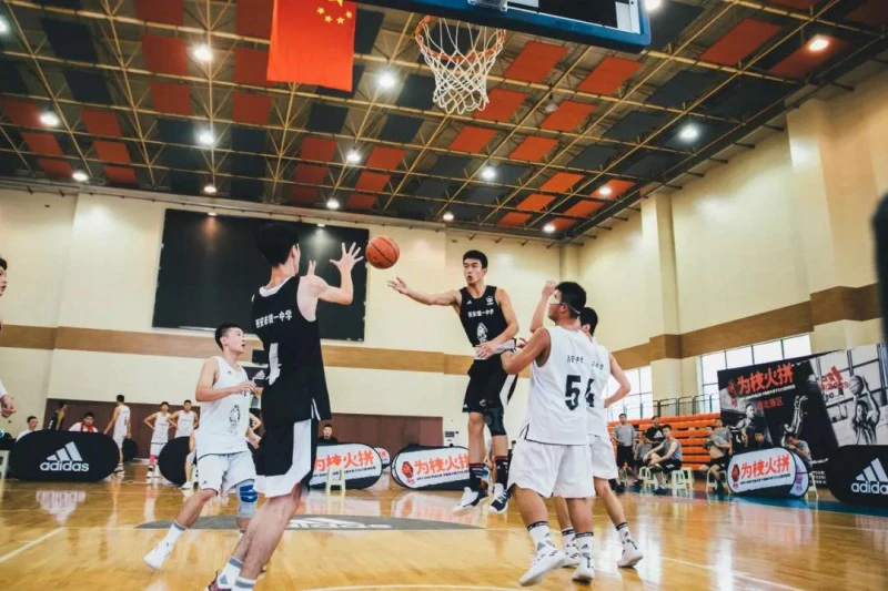 篮球教练如何为不同年龄段的球员制定战术训练方案?_0